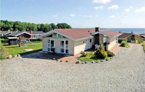 Awesome Home In Sjølund With Kitchen Hejls